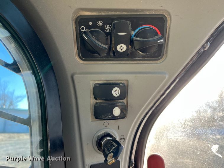 image for item MW9462 2015 Caterpillar 262D  skid steer loader