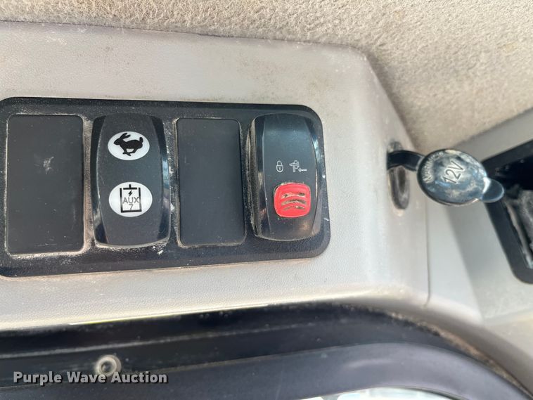 image for item MW9462 2015 Caterpillar 262D  skid steer loader