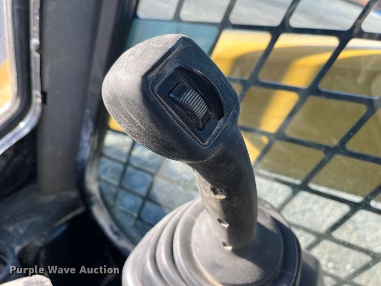 image for item MW9462 2015 Caterpillar 262D  skid steer loader