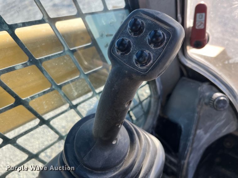 image for item MW9462 2015 Caterpillar 262D  skid steer loader