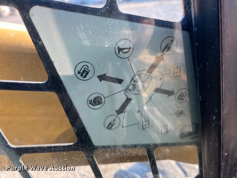 image for item MW9462 2015 Caterpillar 262D  skid steer loader