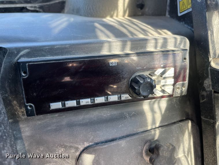 image for item MW9462 2015 Caterpillar 262D  skid steer loader