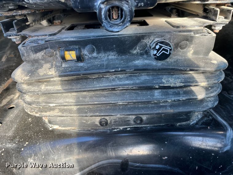 image for item MW9462 2015 Caterpillar 262D  skid steer loader