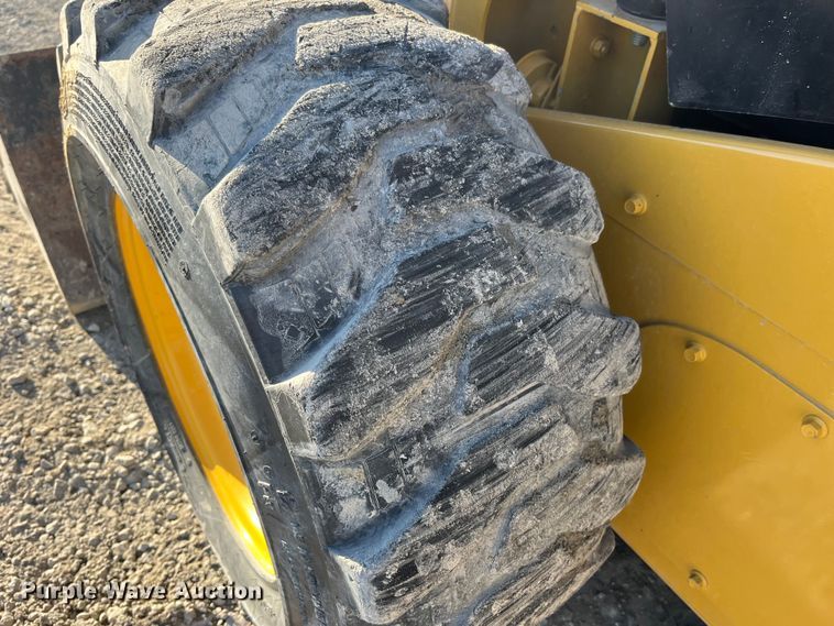 image for item MW9462 2015 Caterpillar 262D  skid steer loader