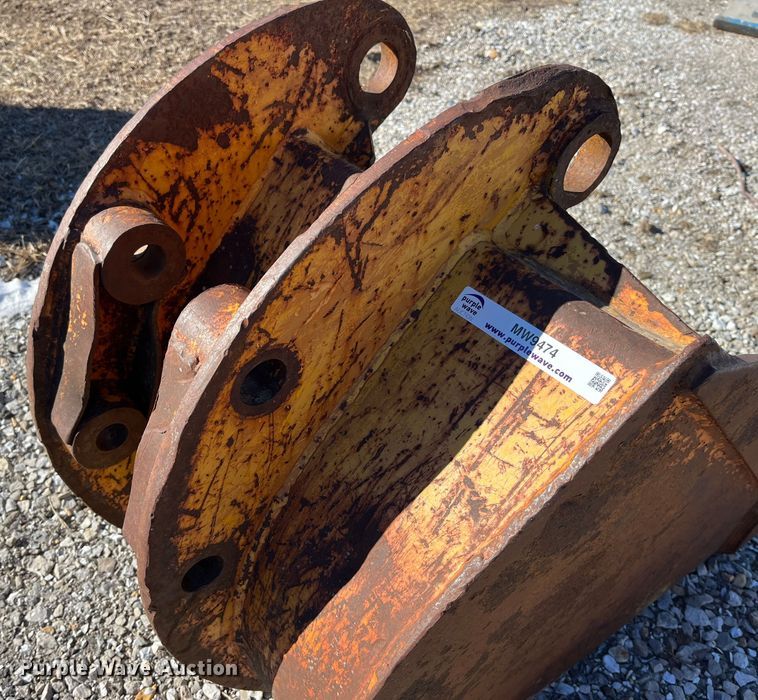 image for item MW9474 (3) backhoe buckets