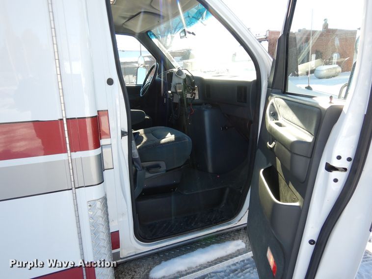 image for item DF8310 1996 Ford E350  ambulance