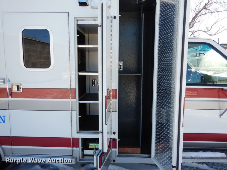 image for item DF8310 1996 Ford E350  ambulance