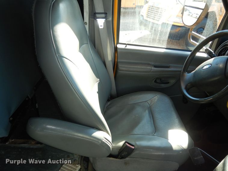 image for item DI6871 2005 Ford E450 Super Duty  school bus