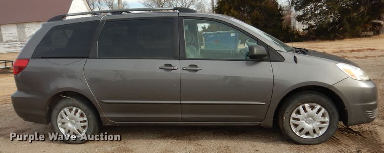 image for item DK7510 2005 Toyota Sienna LE  van