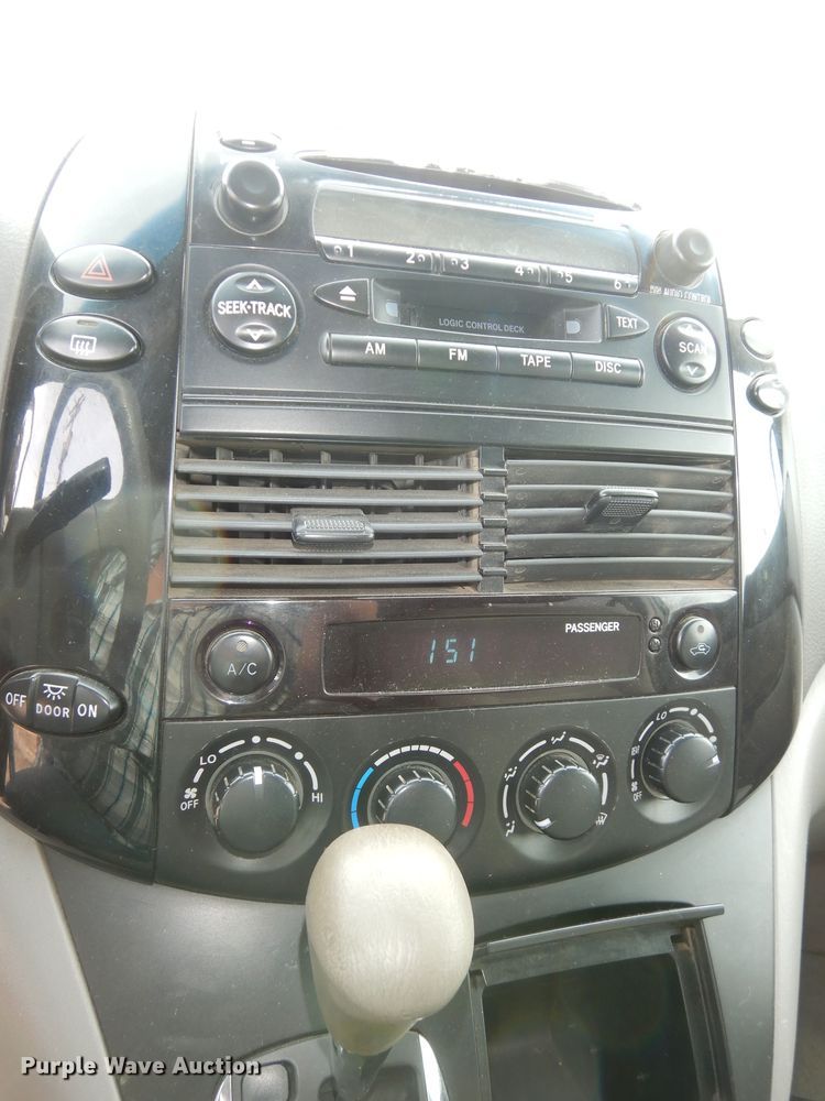 image for item DK7510 2005 Toyota Sienna LE  van