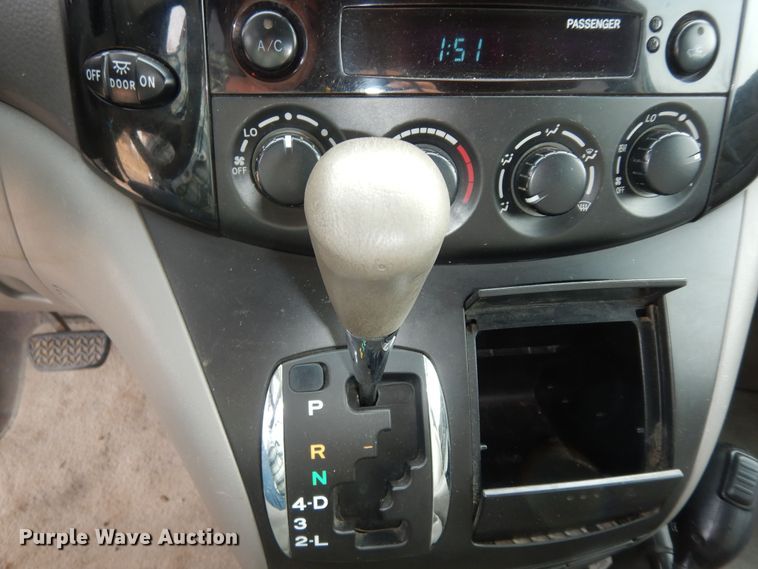 image for item DK7510 2005 Toyota Sienna LE  van