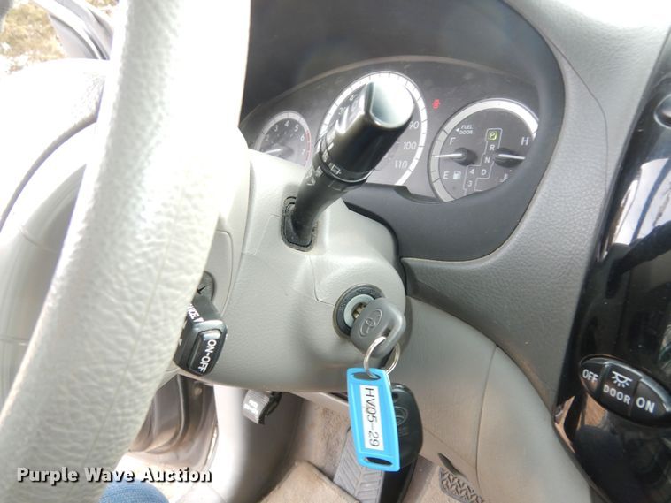 image for item DK7510 2005 Toyota Sienna LE  van