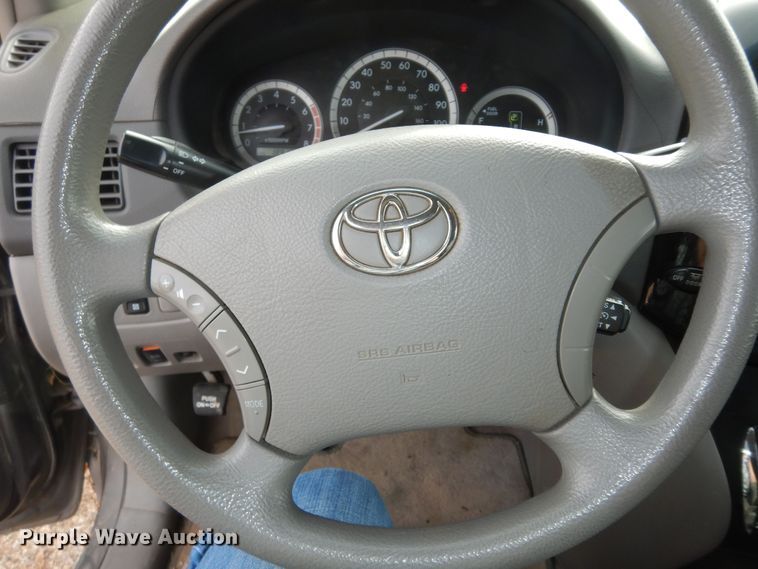 image for item DK7510 2005 Toyota Sienna LE  van