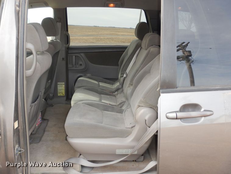 image for item DK7510 2005 Toyota Sienna LE  van