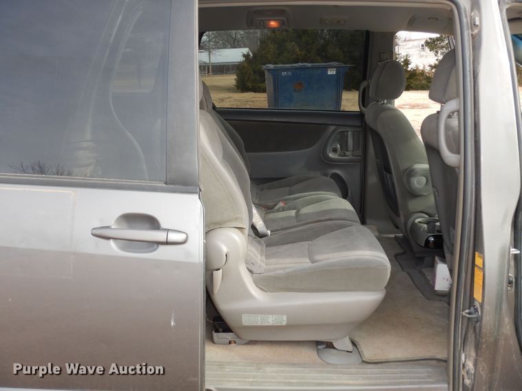 image for item DK7510 2005 Toyota Sienna LE  van