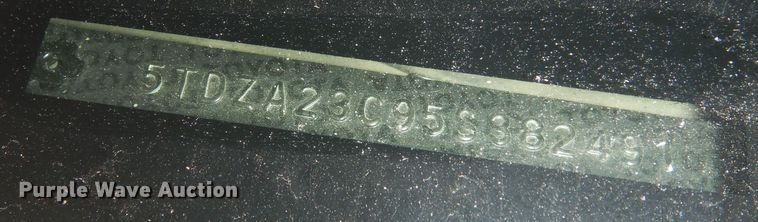 image for item DK7510 2005 Toyota Sienna LE  van