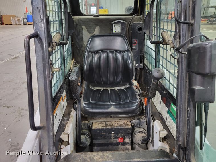 image for item DM8195 2005 Bobcat 463  skid steer loader