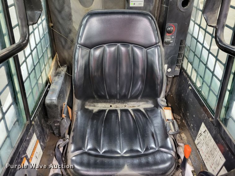 image for item DM8195 2005 Bobcat 463  skid steer loader