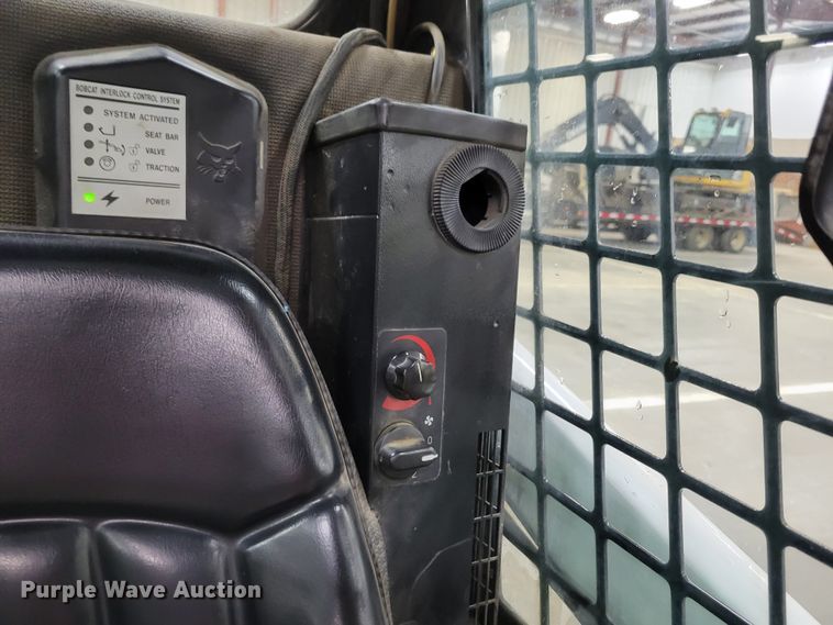 image for item DM8195 2005 Bobcat 463  skid steer loader