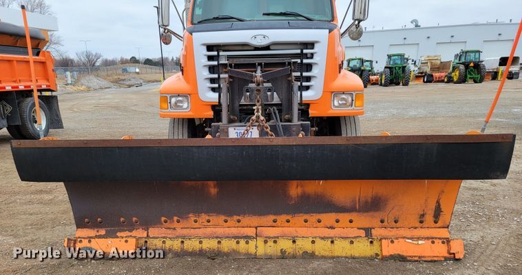 image for item DM8198 2001 Sterling L7500  dump truck