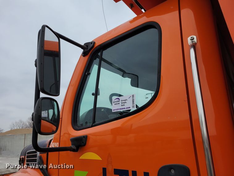 image for item DM8199 2005 Freightliner Business Class M2  dump truck