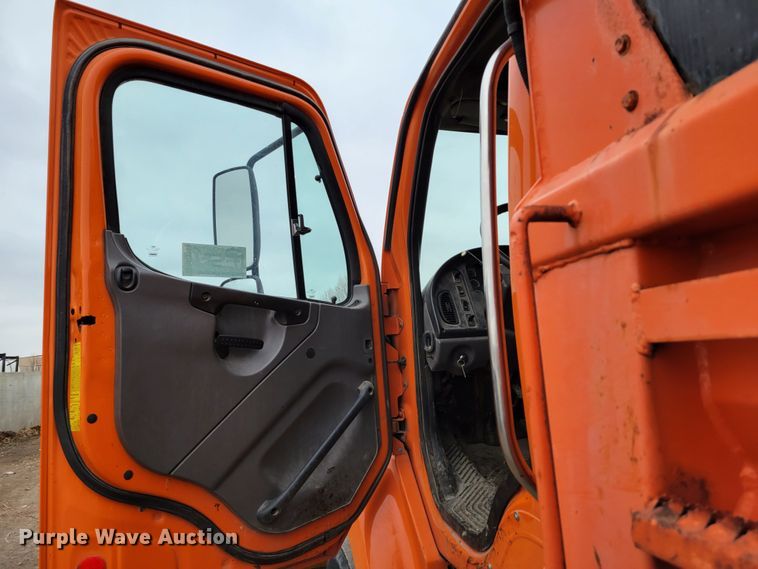 image for item DM8199 2005 Freightliner Business Class M2  dump truck