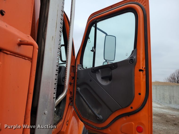 image for item DM8199 2005 Freightliner Business Class M2  dump truck