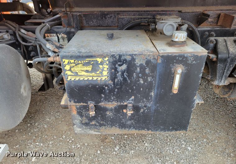 image for item DM8200 2005 Freightliner Business Class M2  dump truck