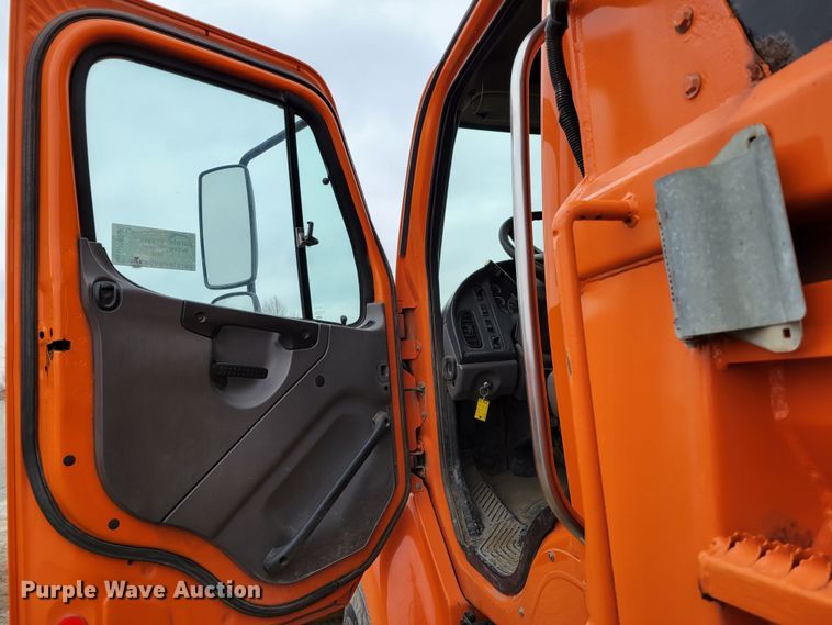 image for item DM8200 2005 Freightliner Business Class M2  dump truck