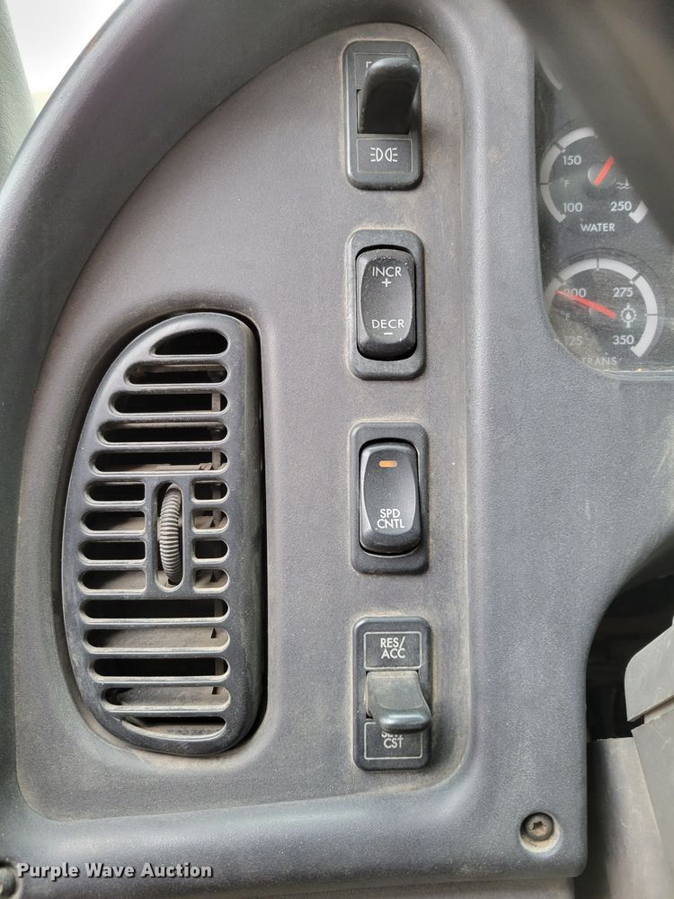 image for item DM8200 2005 Freightliner Business Class M2  dump truck