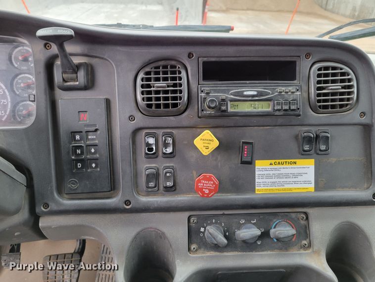 image for item DM8200 2005 Freightliner Business Class M2  dump truck