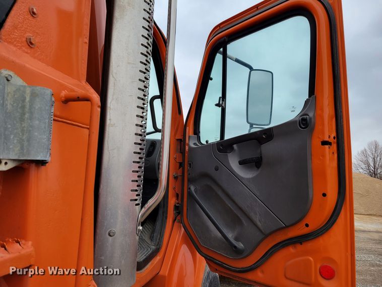 image for item DM8200 2005 Freightliner Business Class M2  dump truck