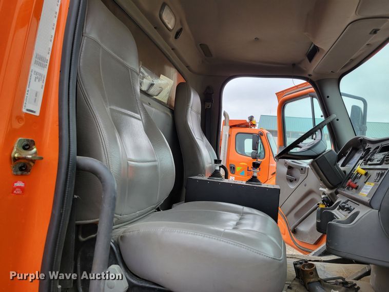 image for item DM8200 2005 Freightliner Business Class M2  dump truck