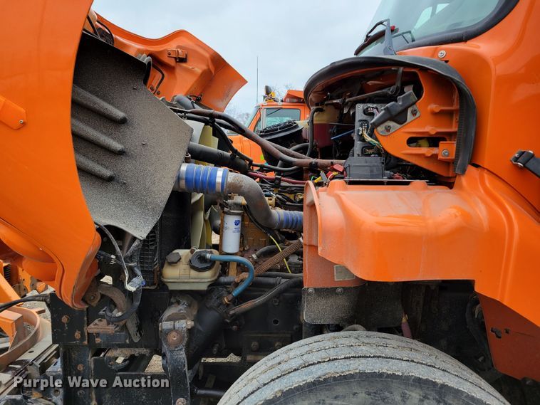 image for item DM8200 2005 Freightliner Business Class M2  dump truck