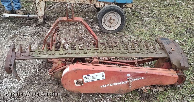 image for item DO3783 International 1300  sickle mower