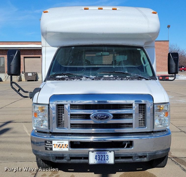 image for item DO4171 2010 Ford E450 Super Duty  shuttle bus