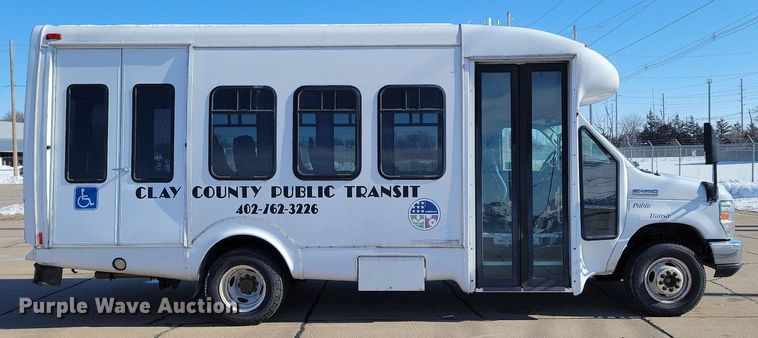 image for item DO4171 2010 Ford E450 Super Duty  shuttle bus