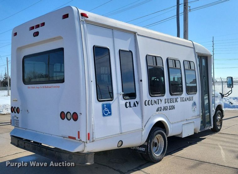 image for item DO4171 2010 Ford E450 Super Duty  shuttle bus