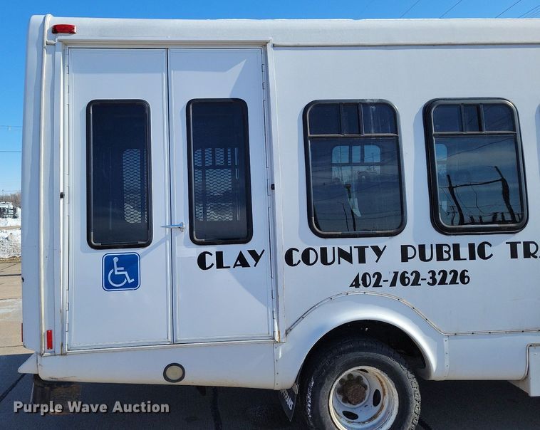 image for item DO4171 2010 Ford E450 Super Duty  shuttle bus