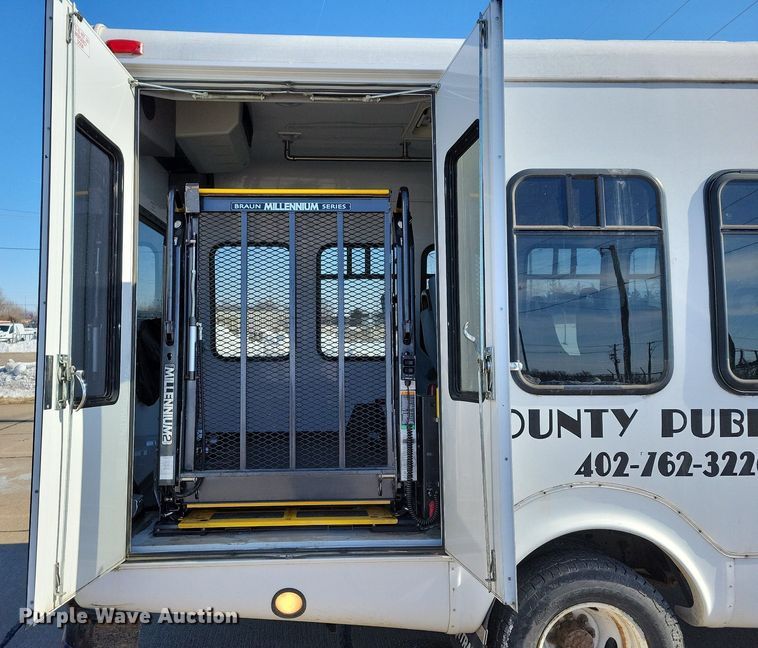 image for item DO4171 2010 Ford E450 Super Duty  shuttle bus