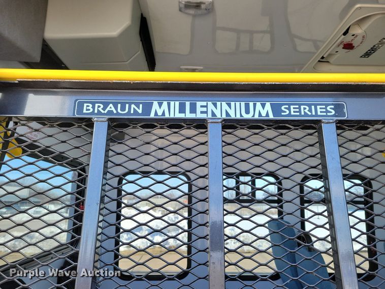 image for item DO4171 2010 Ford E450 Super Duty  shuttle bus