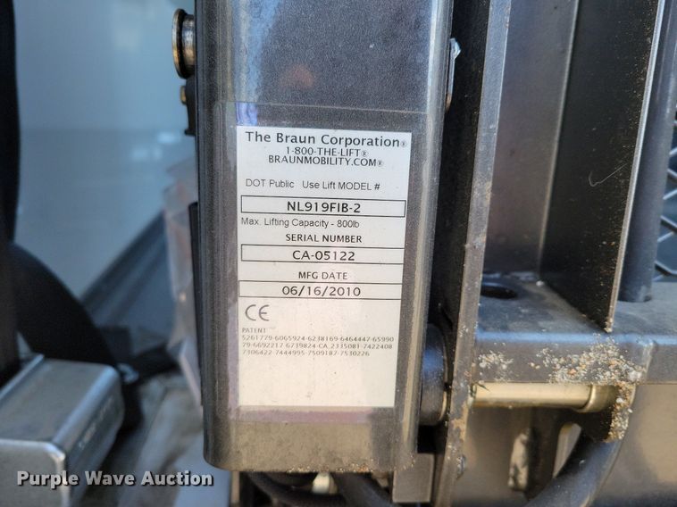 image for item DO4171 2010 Ford E450 Super Duty  shuttle bus