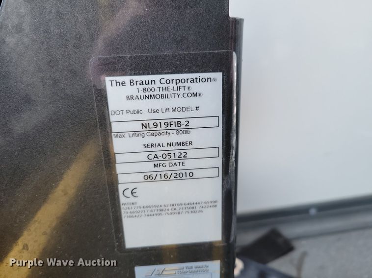 image for item DO4171 2010 Ford E450 Super Duty  shuttle bus