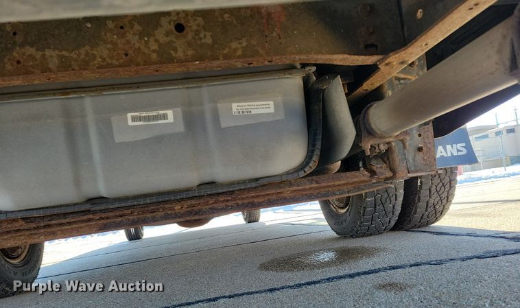 image for item DO4171 2010 Ford E450 Super Duty  shuttle bus