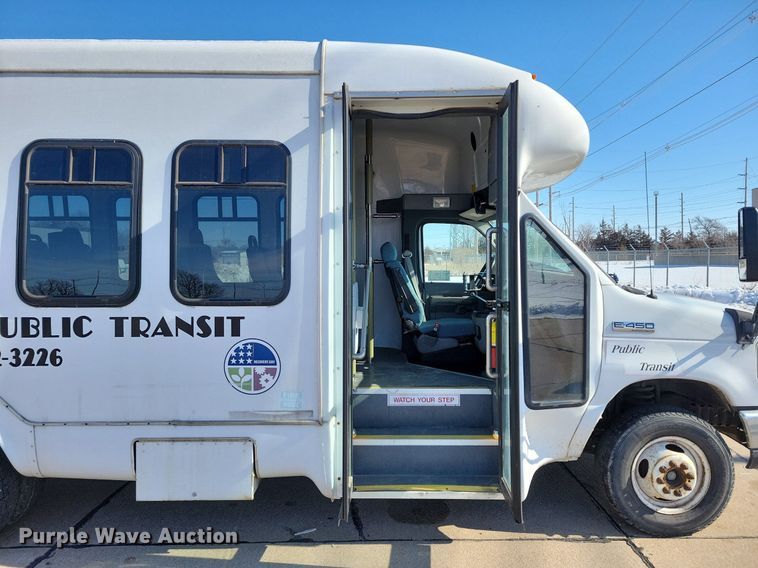 image for item DO4171 2010 Ford E450 Super Duty  shuttle bus