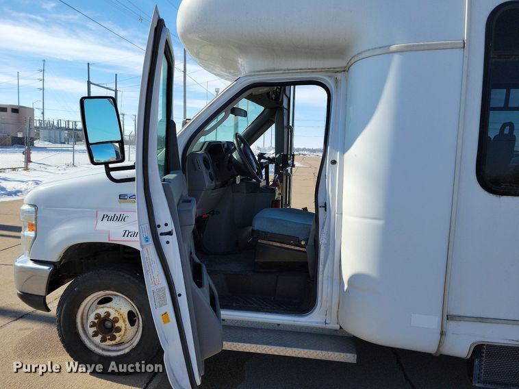 image for item DO4171 2010 Ford E450 Super Duty  shuttle bus