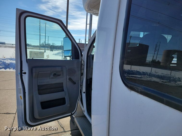 image for item DO4171 2010 Ford E450 Super Duty  shuttle bus