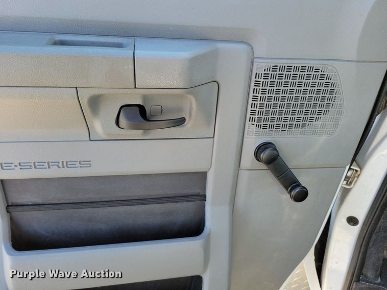 image for item DO4171 2010 Ford E450 Super Duty  shuttle bus