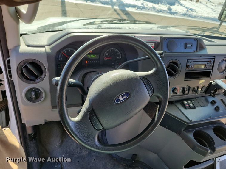 image for item DO4171 2010 Ford E450 Super Duty  shuttle bus