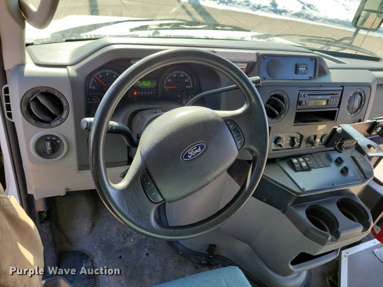 image for item DO4171 2010 Ford E450 Super Duty  shuttle bus